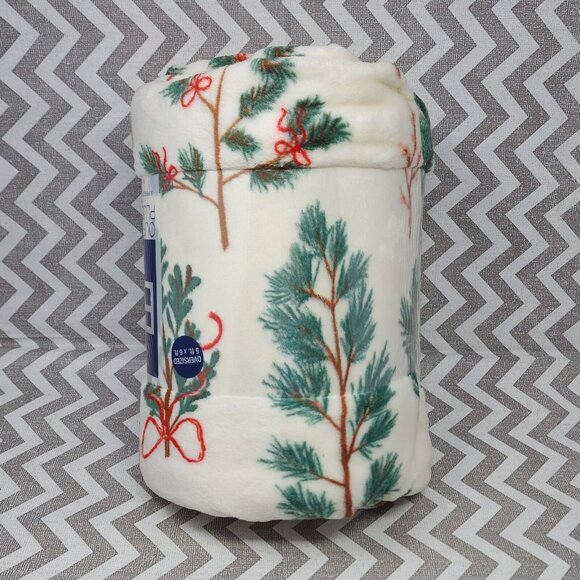 The Big One Oversized Holiday Plush Throw Blanket Sprigs Christmas 60" x 72" - Picture 4 of 10